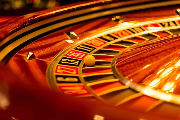 Sequence of spin, payout, and bonus feature trigger in a slot game on sgp77